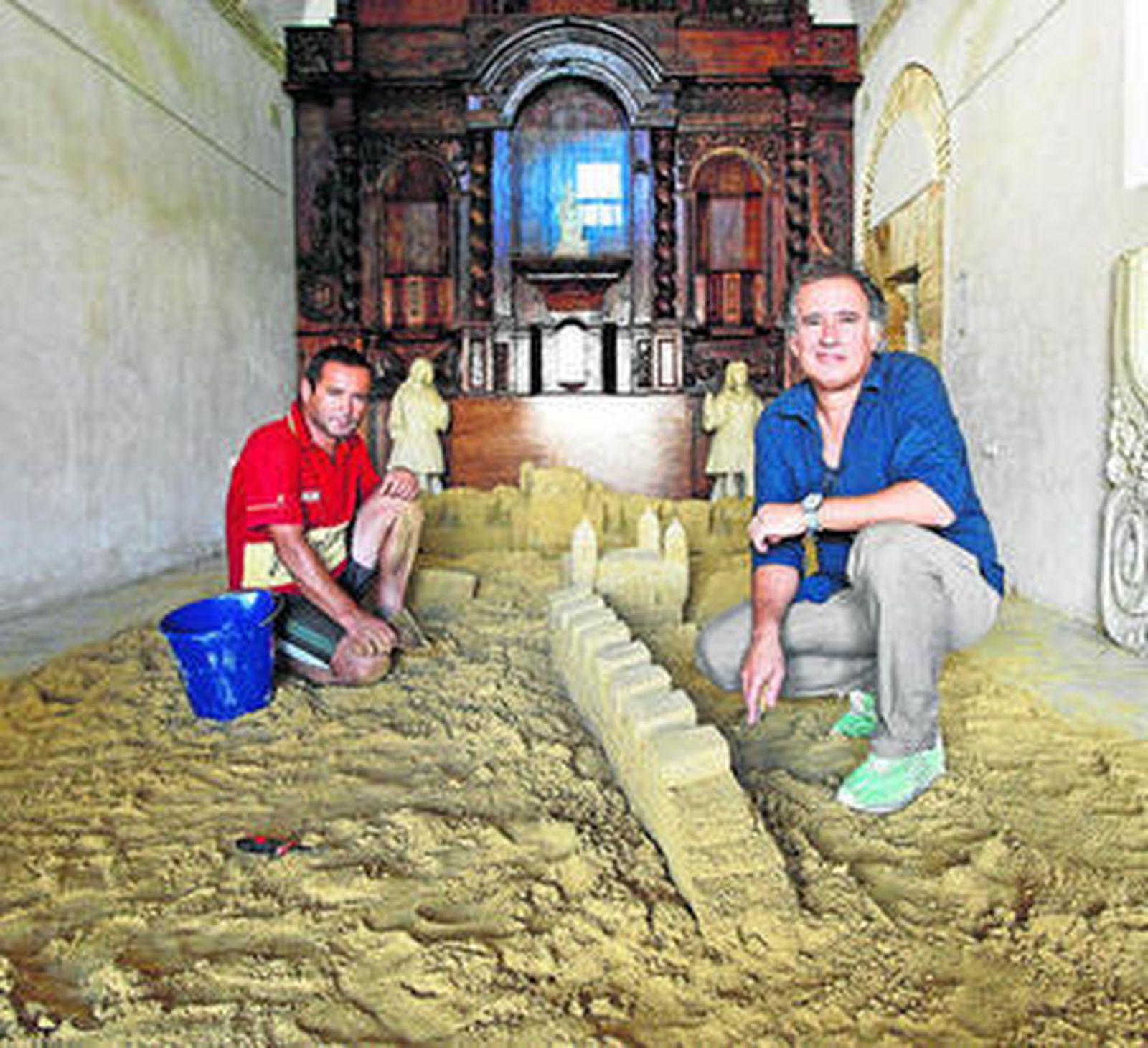 Paneque (dcha.) con el creador de la escultura de arena que recuerda el Cádiz sumergido de 1755, en la capilla del castillo.