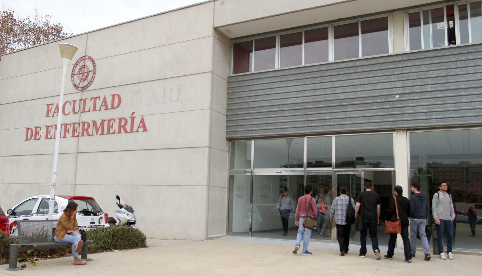 Alumnos entrando en la Facultad de Enfermería.