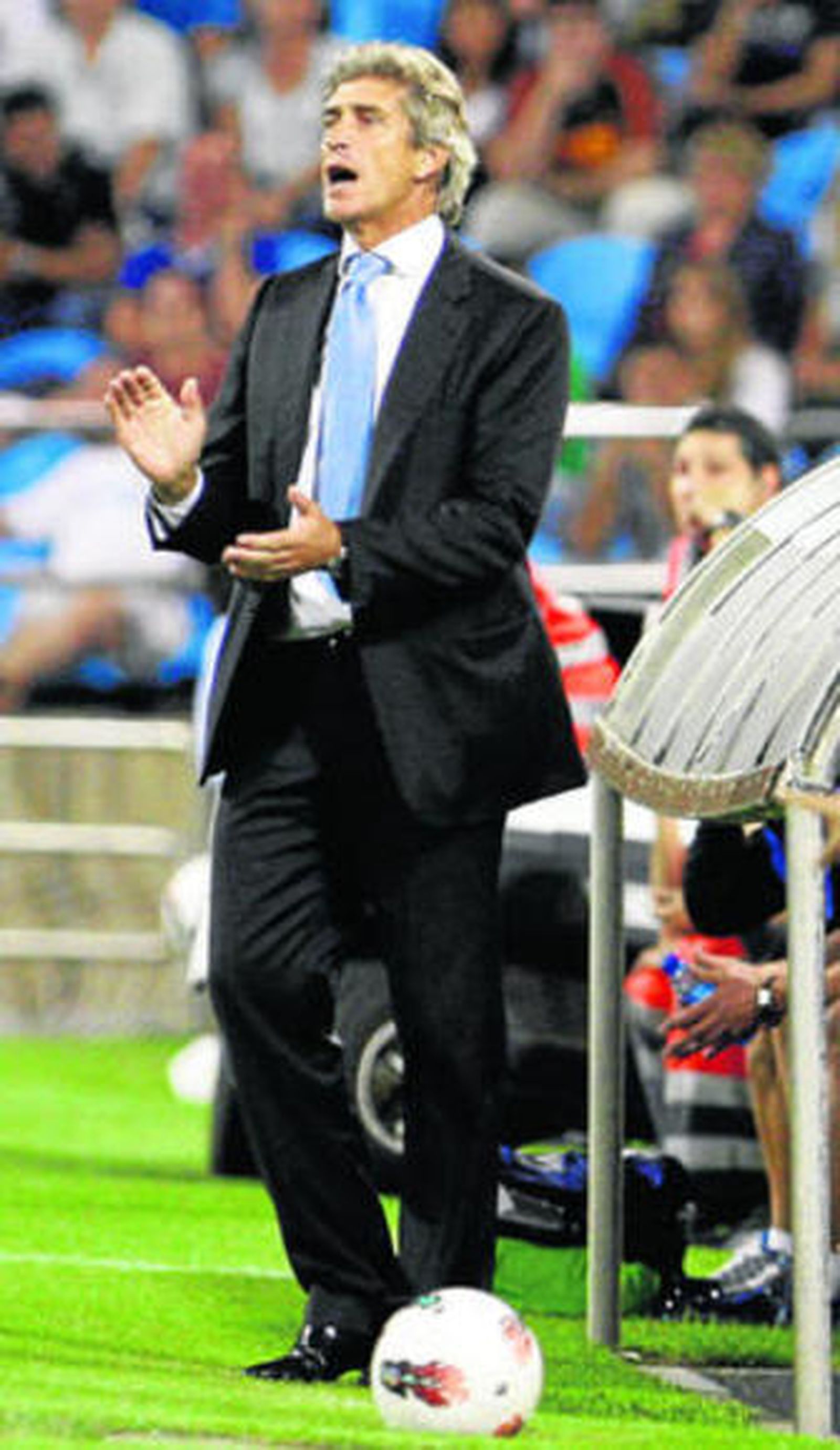 Pellegrini aplaude a sus hombres durante un partido de esta temporada.