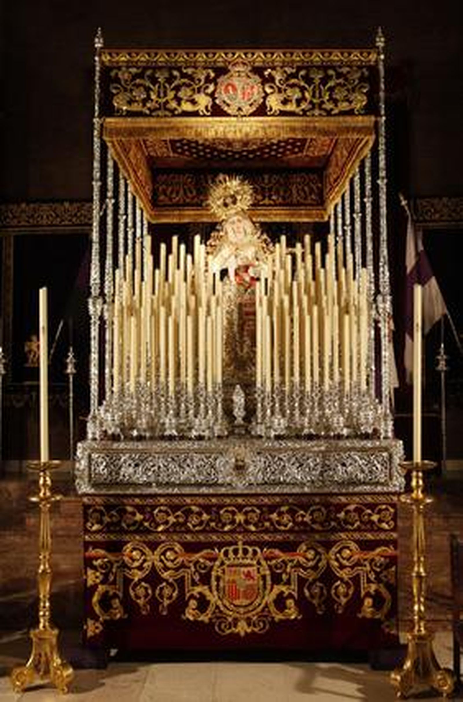 Las hermandades de las Cigarreras presentó la restauración de los bordados de su paso de palio y el nuevo techo, réplica del anterior. 

Foto: Jose Angel Garcia