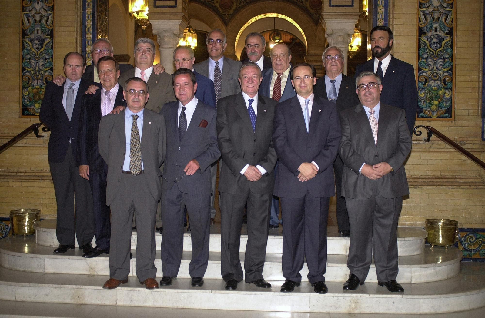 El último consejo de administración que presidió Alés, en 2002