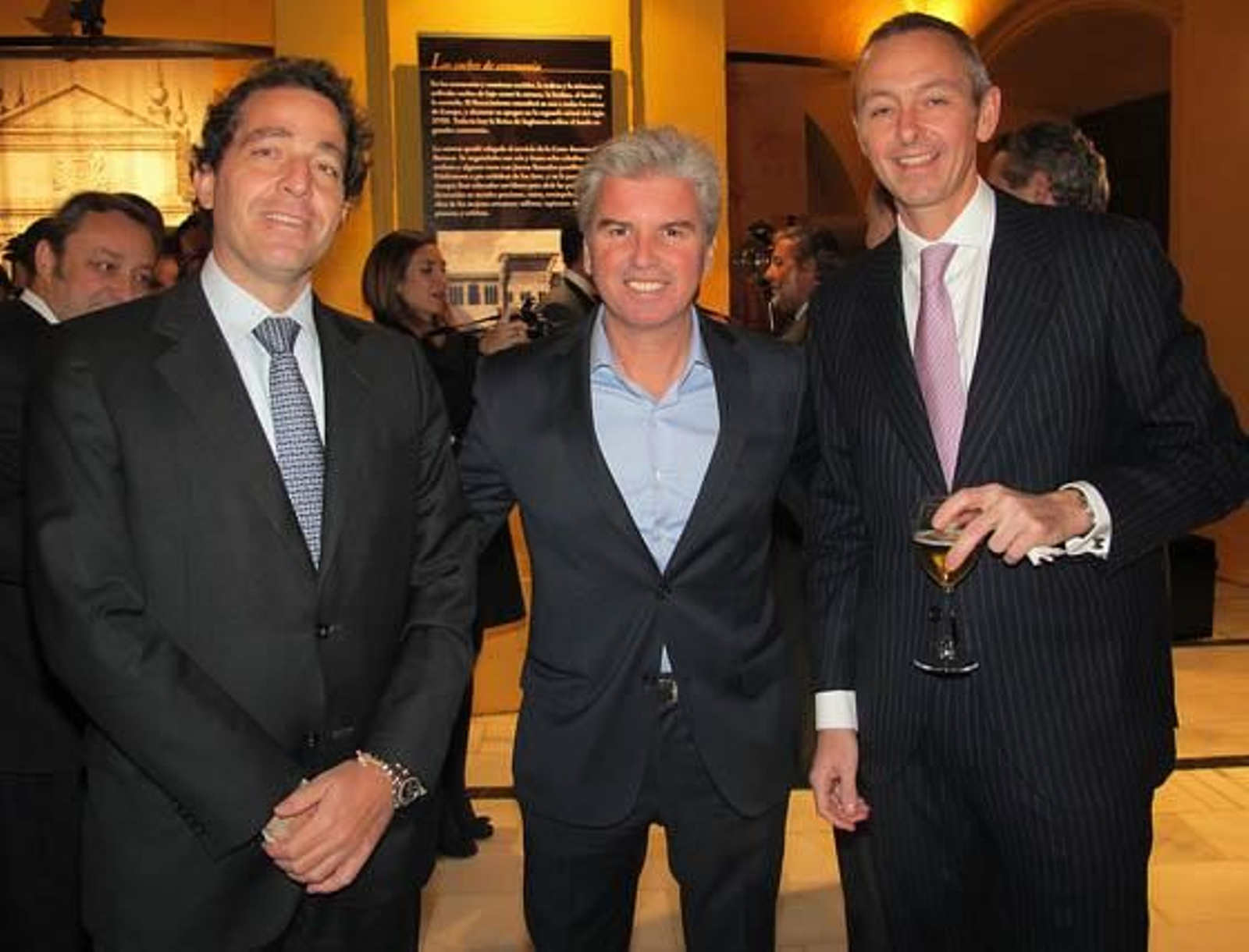 En el centro, Miguel Guillén, presidente del Betis, con  Luis Contreras Manrique, consejero delegado de Vimac, y Martín Abad (BNP Paribas).

Foto: Victoria Ramírez