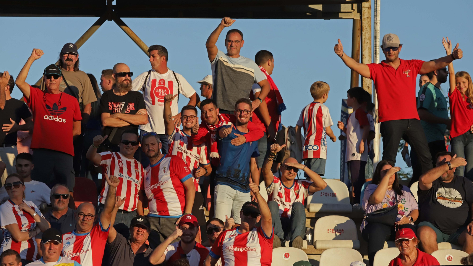 Fotos de la afición en el Nuevo Mirador