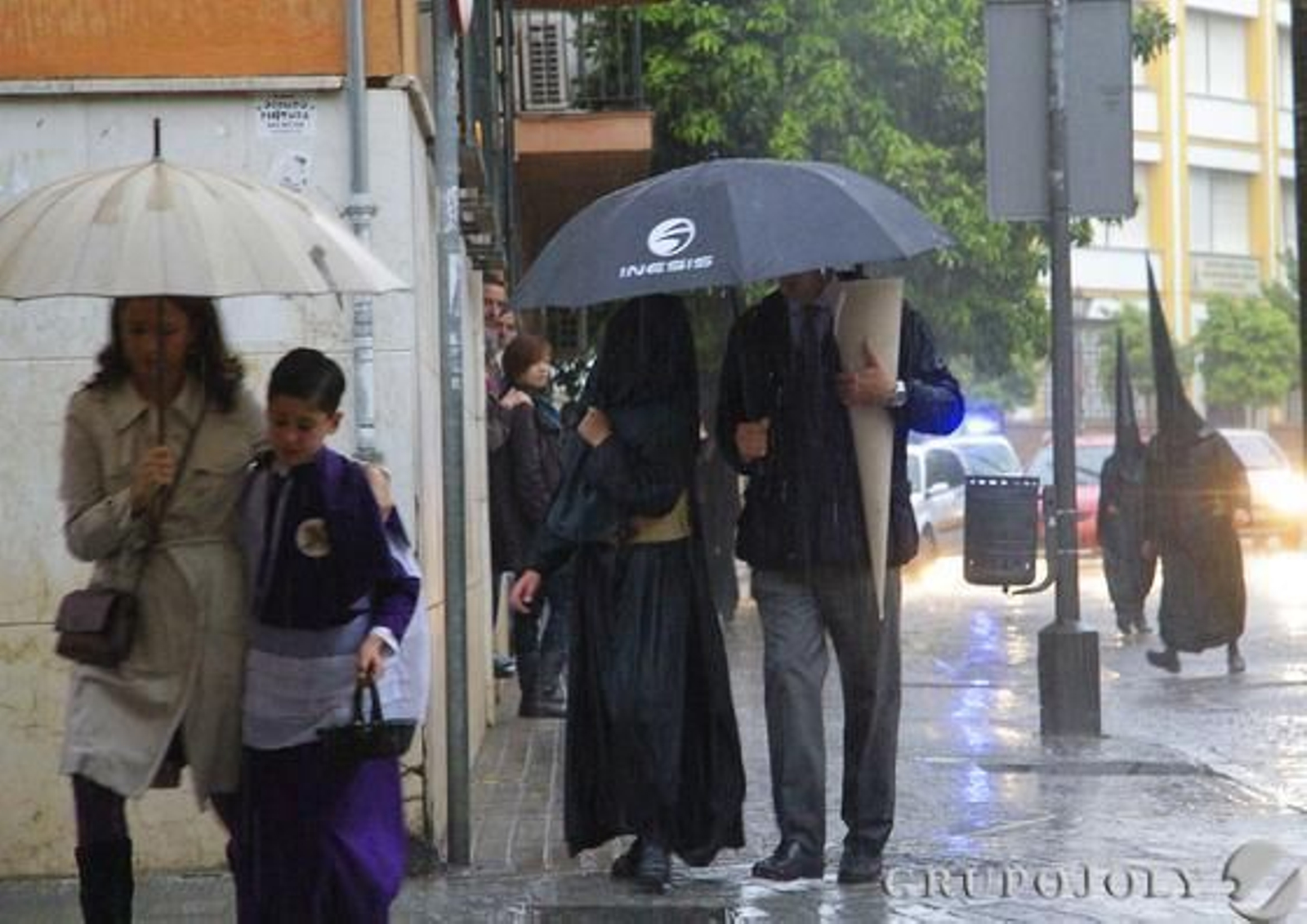 Los nazarenos y monaguillos llegan a la parroquia con paraguas.

Foto: Victoria Hidalgo