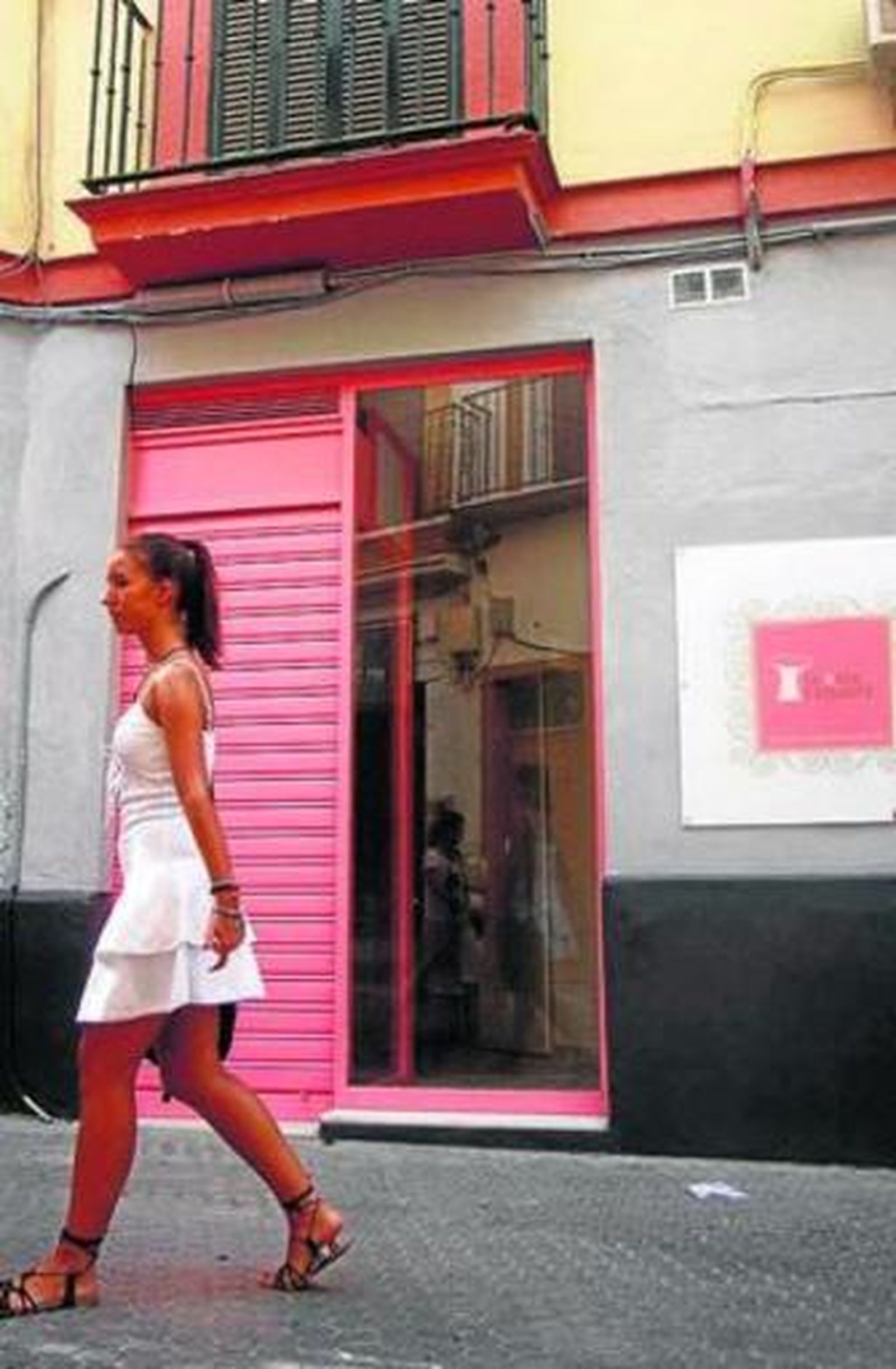 El librero Jesús Barrera muestra una imagen del Metropol Parasol junto a la nueva tienda de moda La Seta Coqueta.