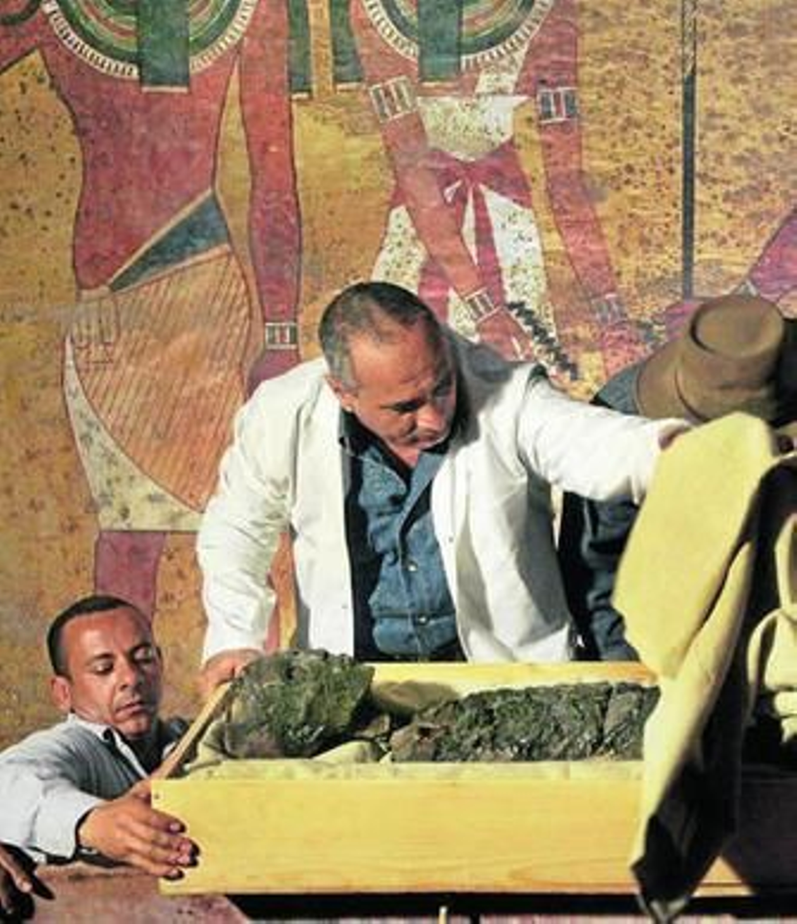 Hawass, ante la momia de Tutankamón en Luxor, en una imagen de 2007.