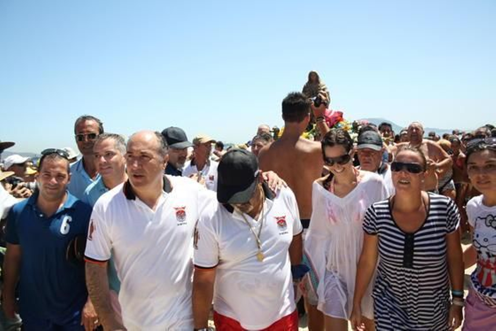 Miles de fieles recibieron con entusiasmo a la imagen en su llegada a la playa.

Foto: Fran Montes