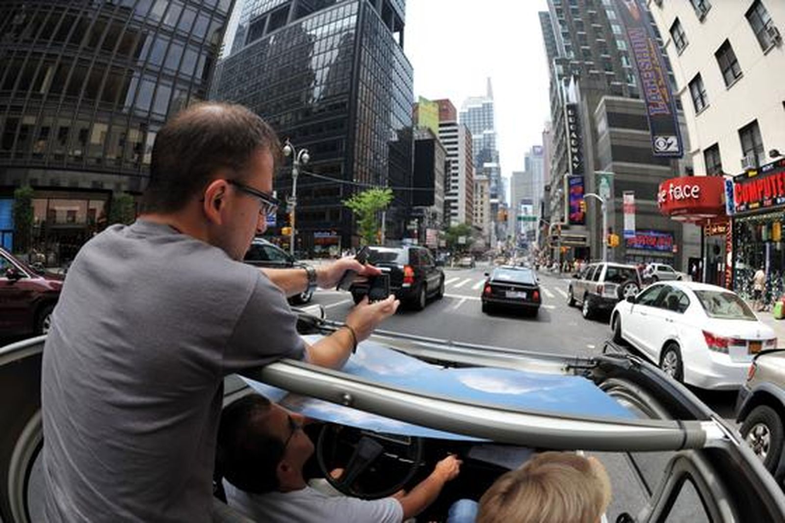 Los fanáticos del motor se pasean en los míticos Citroën 2CV que recorrieron las calles de Nueva York en un 'rally especial'.

Foto: AFP PHOTO