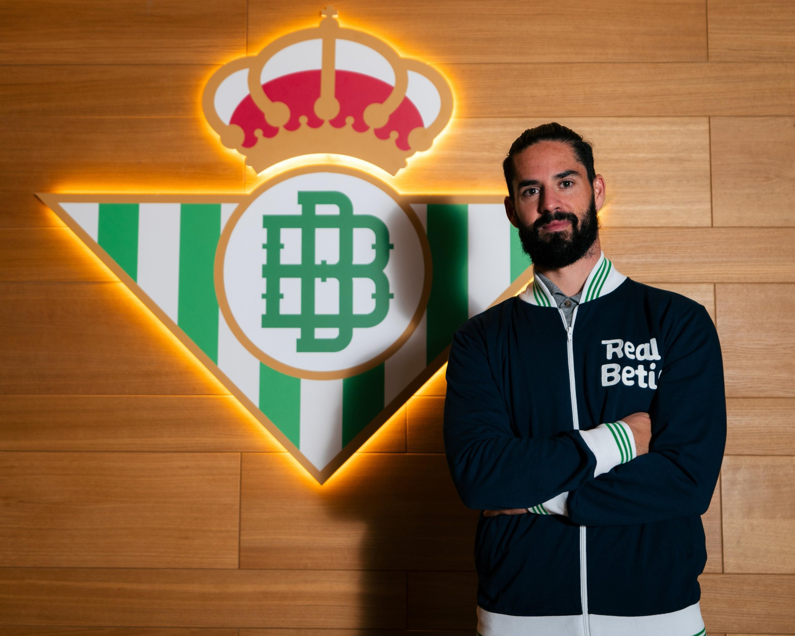 Isco Alarcón posa en el club tras el anuncio de su ampliación de contrato hasta 2027.