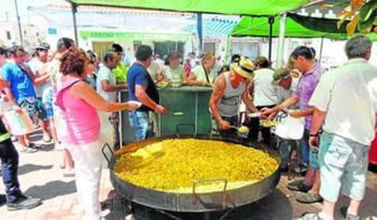 El domingo se inauguró la feria del mediodía con una gran paella en la plaza del pueblo.