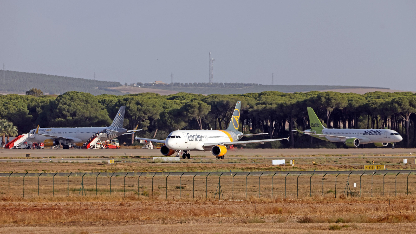 Un avión de la compañía Condor en la pista del Aeropuerto de Jerez. Un avión de la compañía Condor en la pista del Aeropuerto de Jerez.