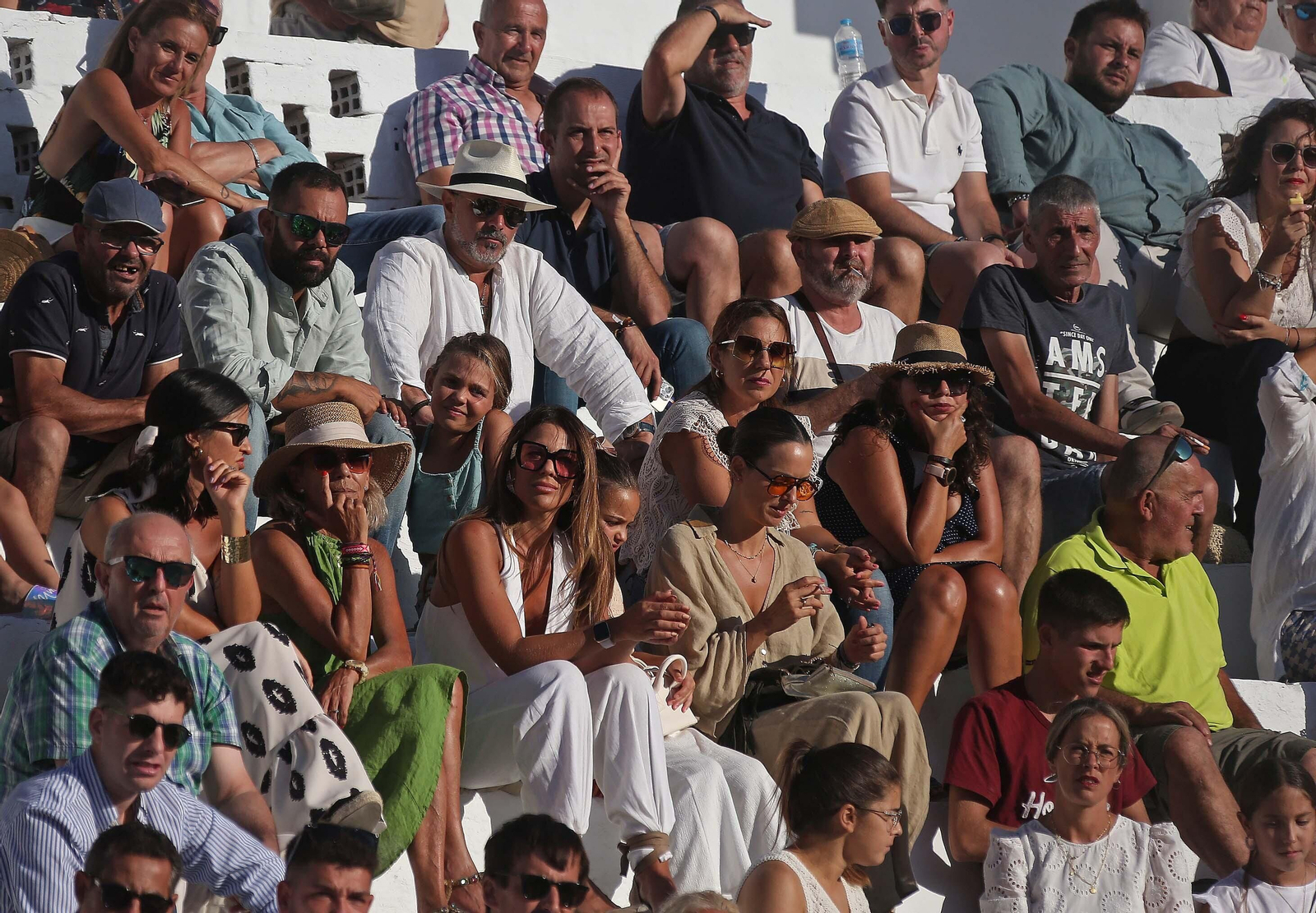 Búscate durante la corrida de reapertura de la plaza de toros de Tarifa