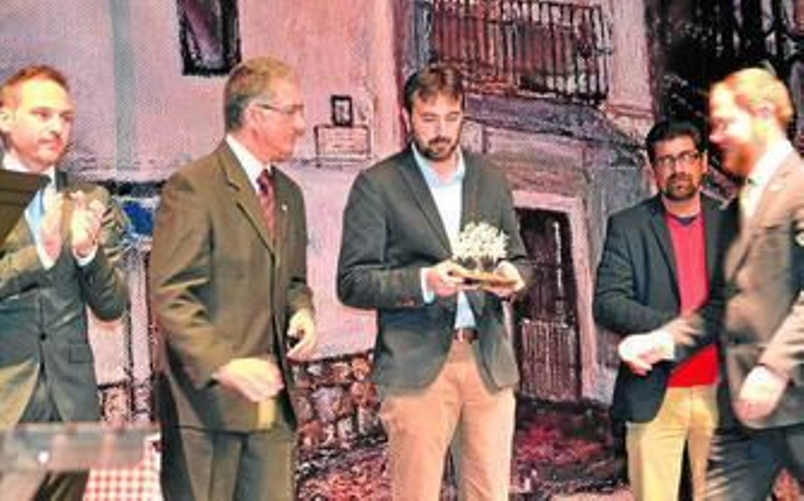 Francisco Ruiz recibe el simbólico premio.