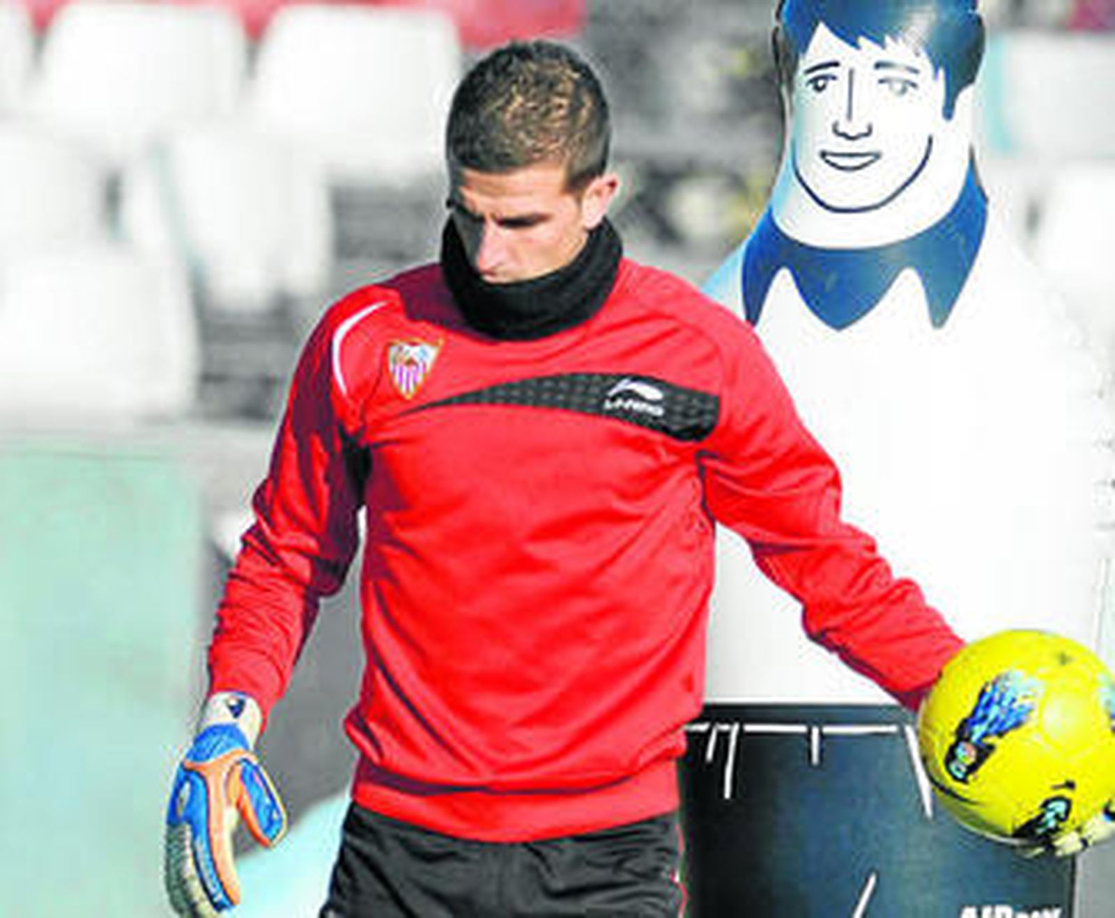 Javi Varas, serio, durante el ensayo ante un muñeco.