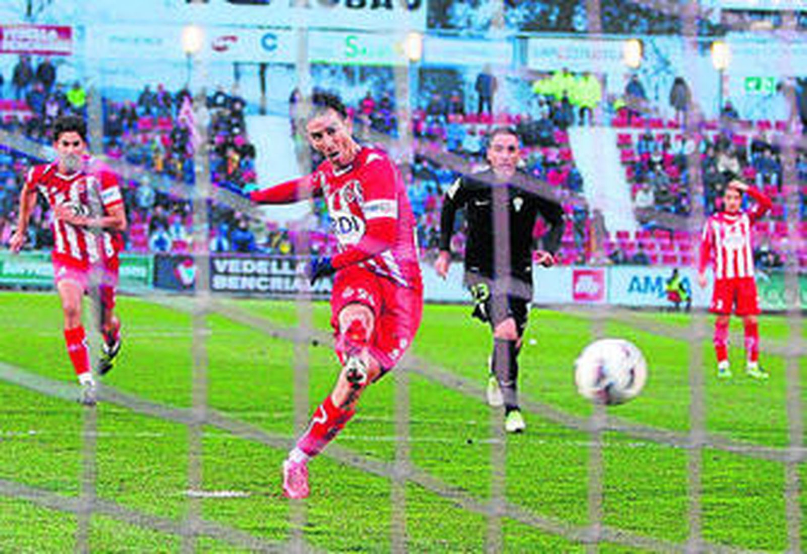 Jandro ejecuta el penalti con el que el Girona abrió la victoria en el último duelo con el CCF en Montilivi.