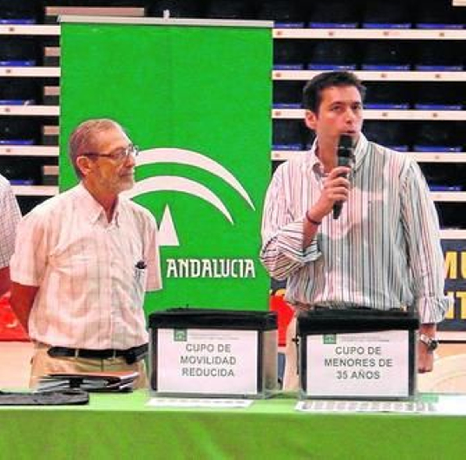 El concejal de Vivienda, Julio Martínez Fírvida, durante el sorteo celebrado ayer.