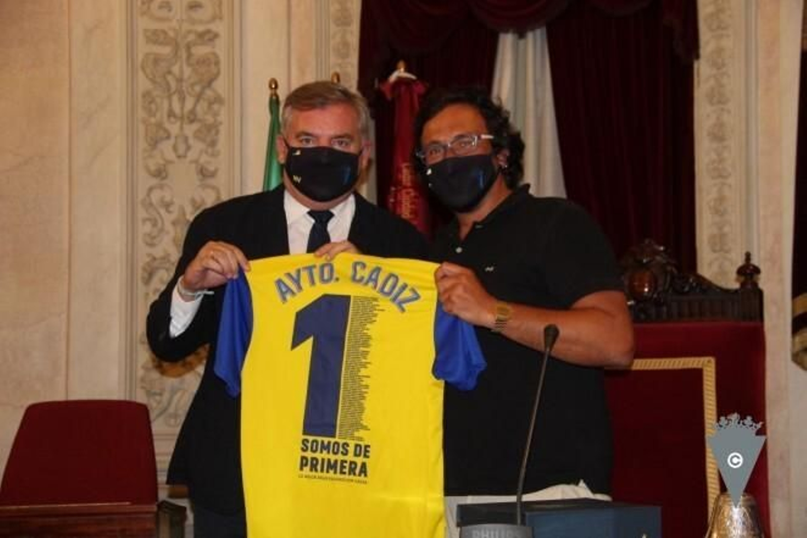 Vizcaíno y el alcalde posan con la camiseta que el club ha entregado al Ayuntamiento.