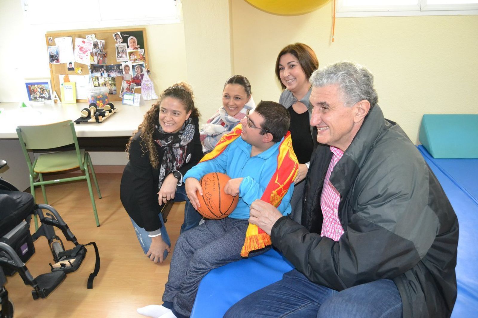 Romay e Isabel Sánchez con un usuario de Upace y una de las terapeutas.