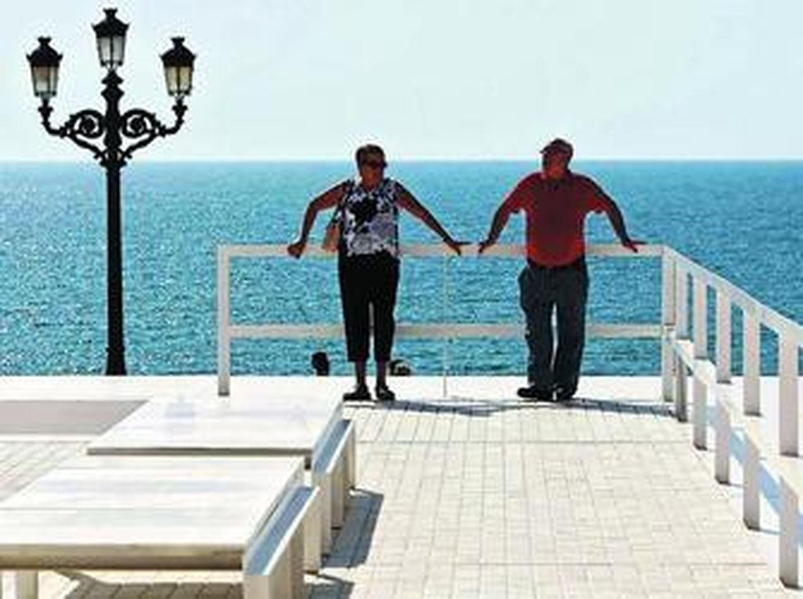 Muchos gaditanos contemplaron ayer por primera vez la obra de Campo Baeza.