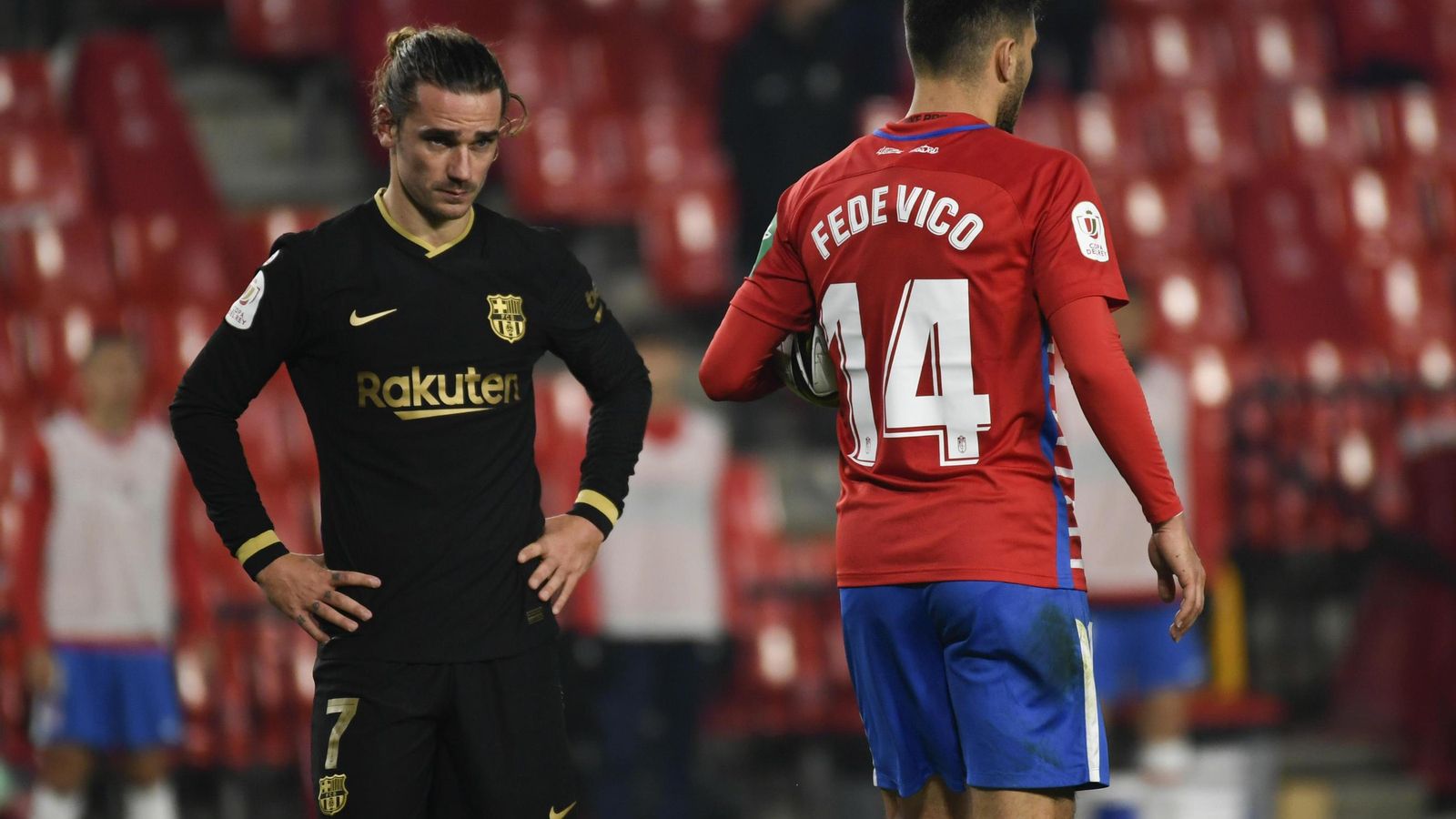 Griezmann observa a Vico tras el tanto del 3-3.