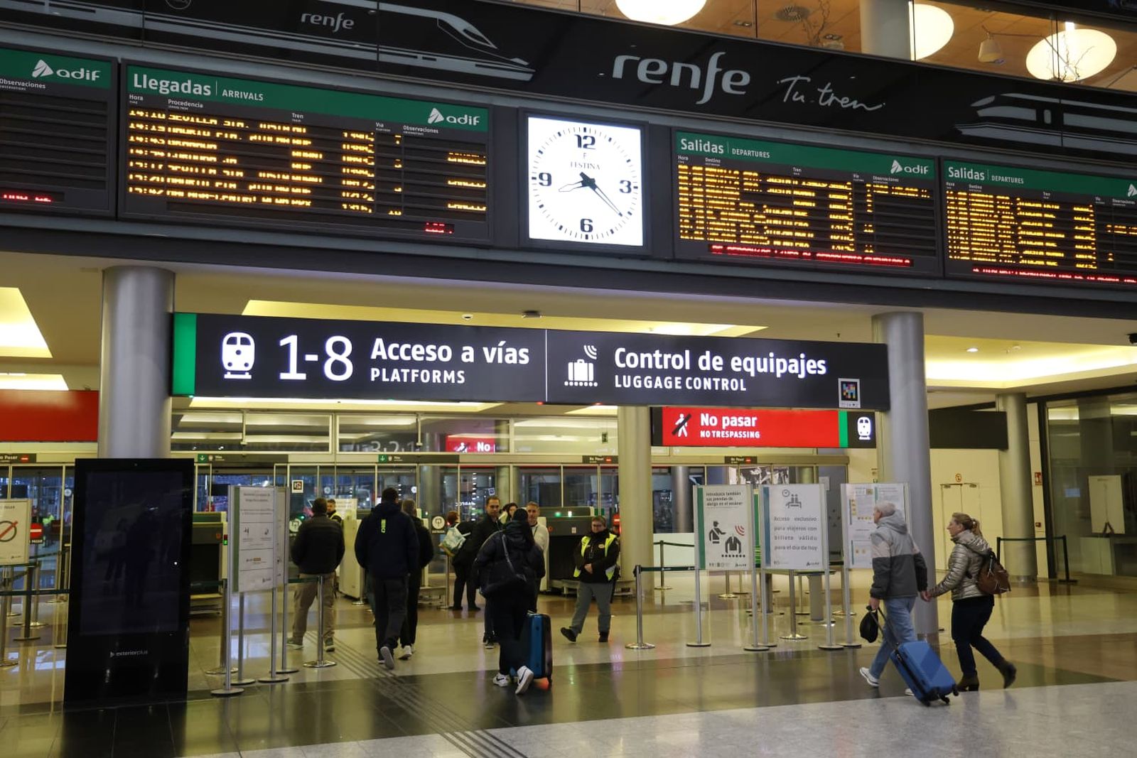 La estación de María Zambrano de Málaga esta mañana, tras el accidente en Córdoba, en imágenes