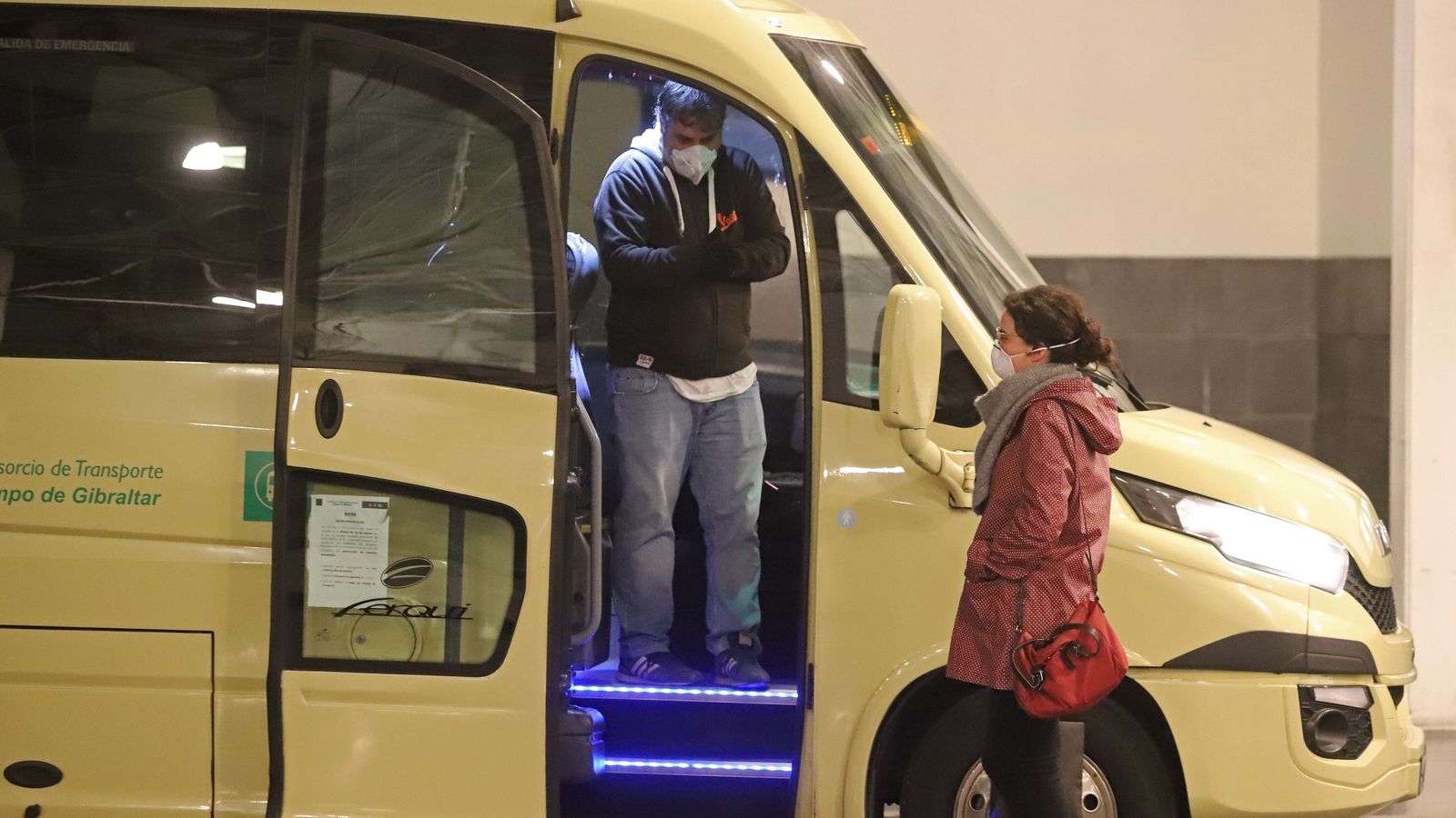 Reparto de mascarillas en las estaciones de autobús del Campo de Gibraltar