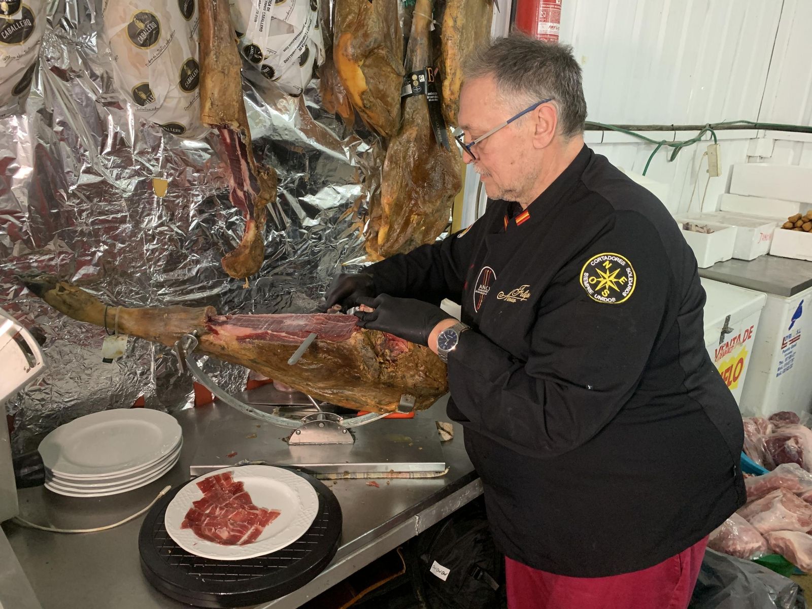 Un cortador de jamón en la Feria de Sevilla.