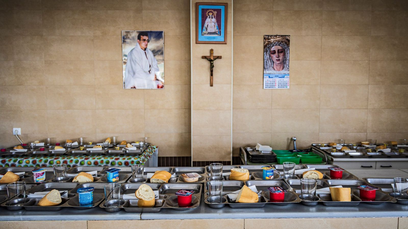 Hilera de bandejas preparadas para el almuerzo en el comedor benéfico El Pan Nuestro, en San Fernando