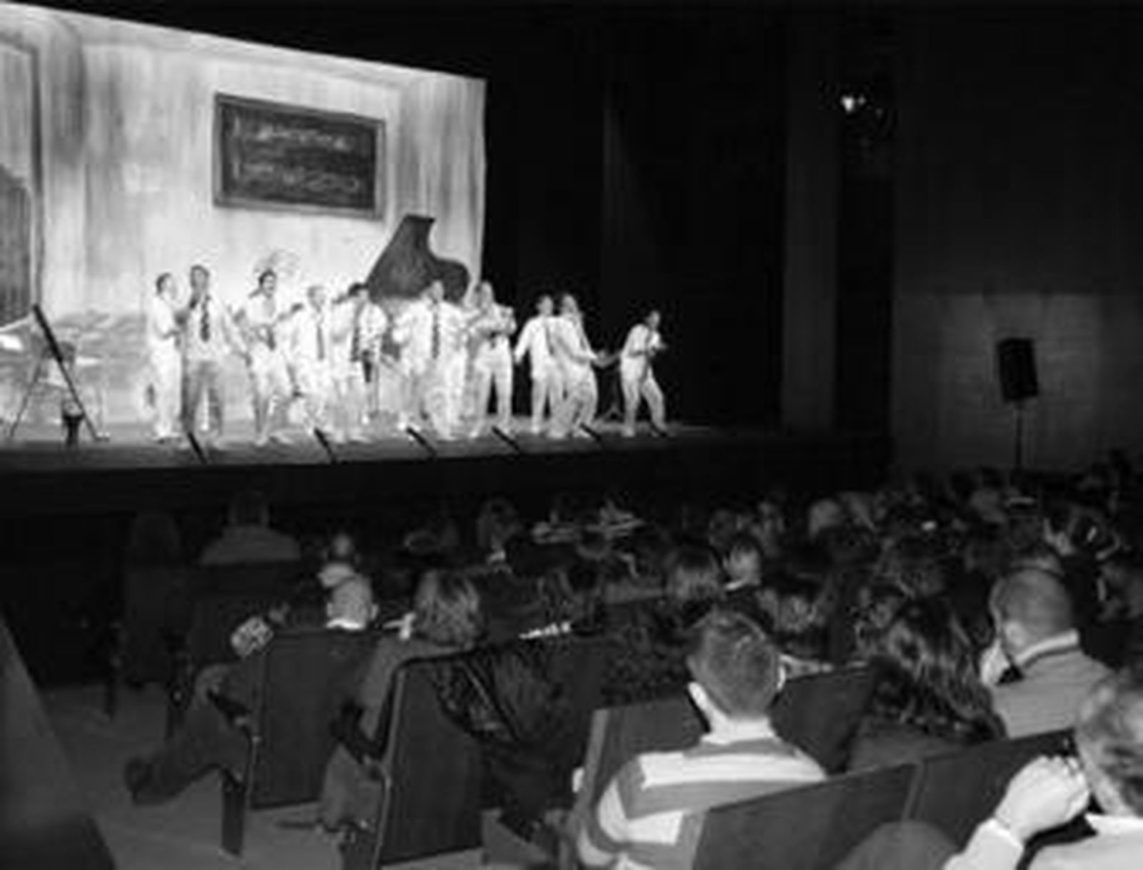 El nuevo teatro municipal abrió el telón por primera vez para las coplas del Carnaval.