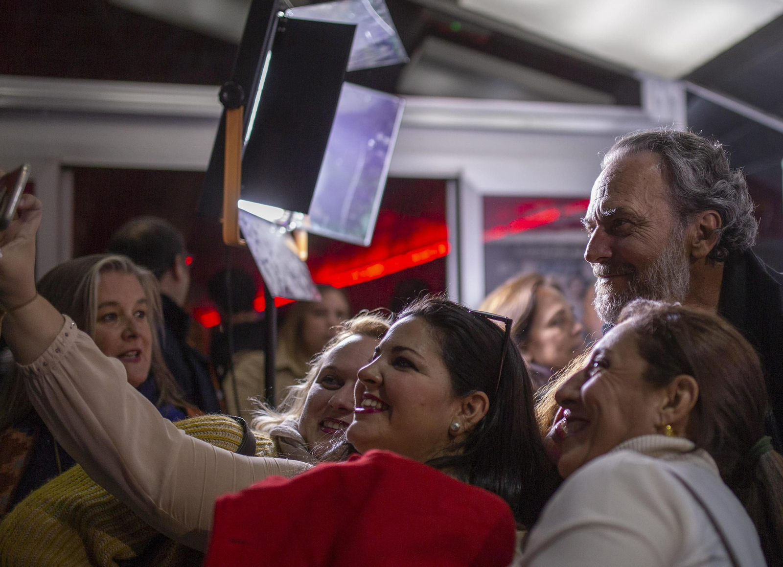 José Coronado posa con el público antes de la proyección.