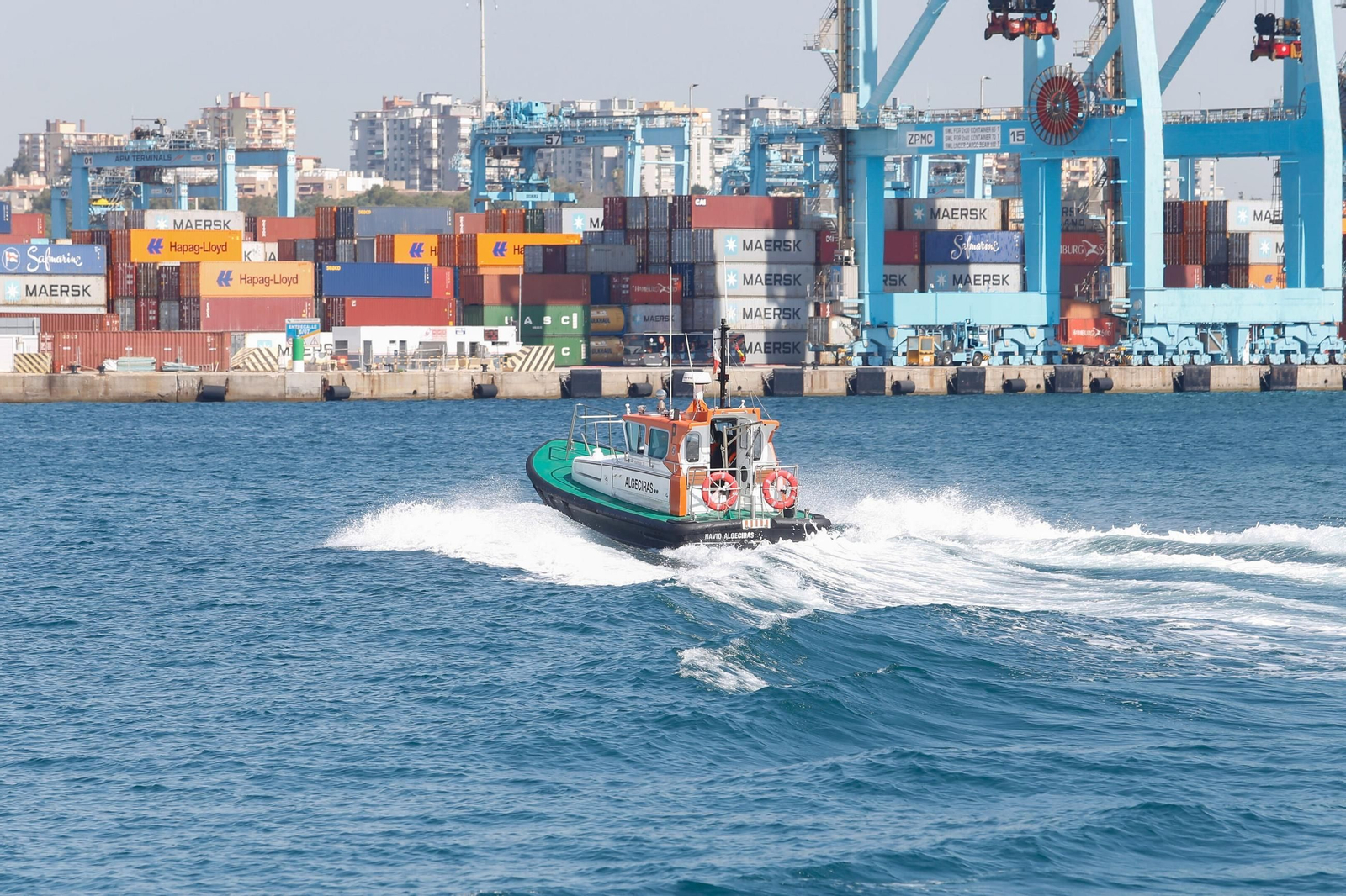 Una embarcación de practicaje, en el Puerto de Algeciras