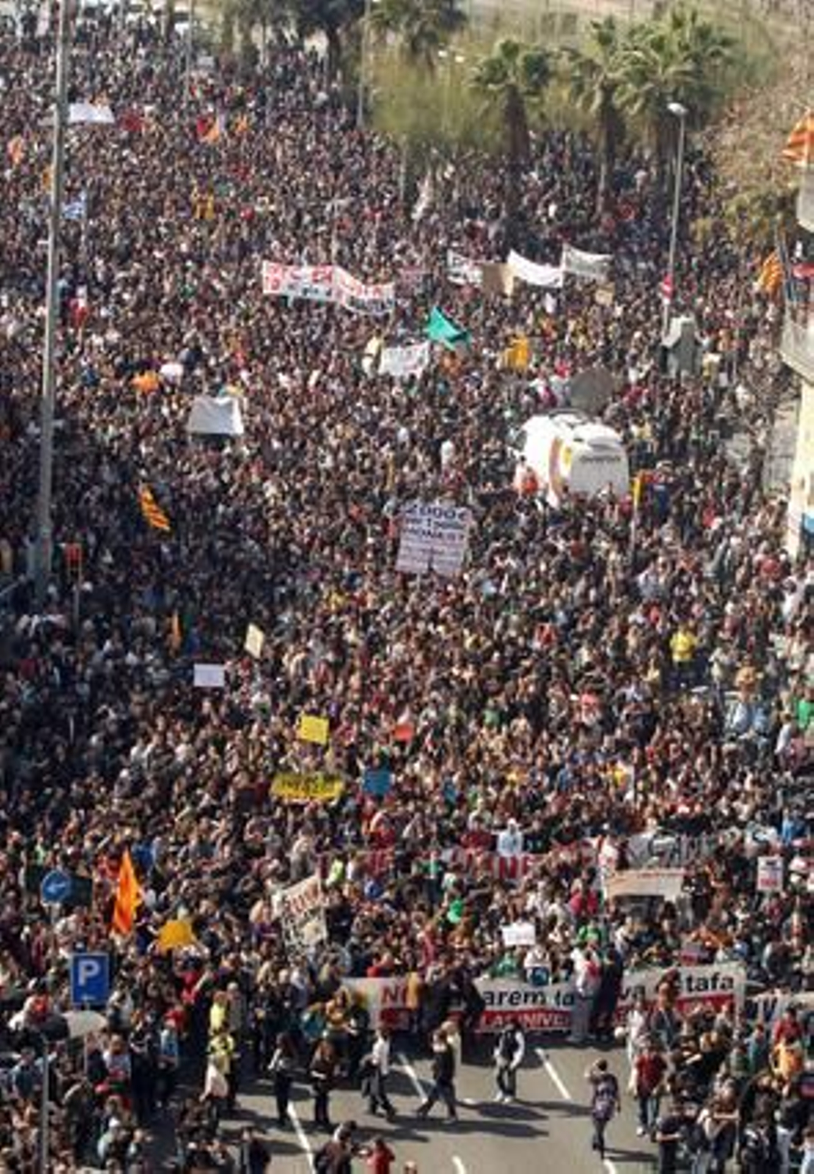 Miles de jóvenes caminan por las calles de Barcelona.

Foto: AFP Photo