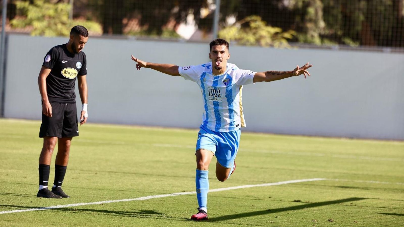 Chupete celebra uno de sus dos goles.