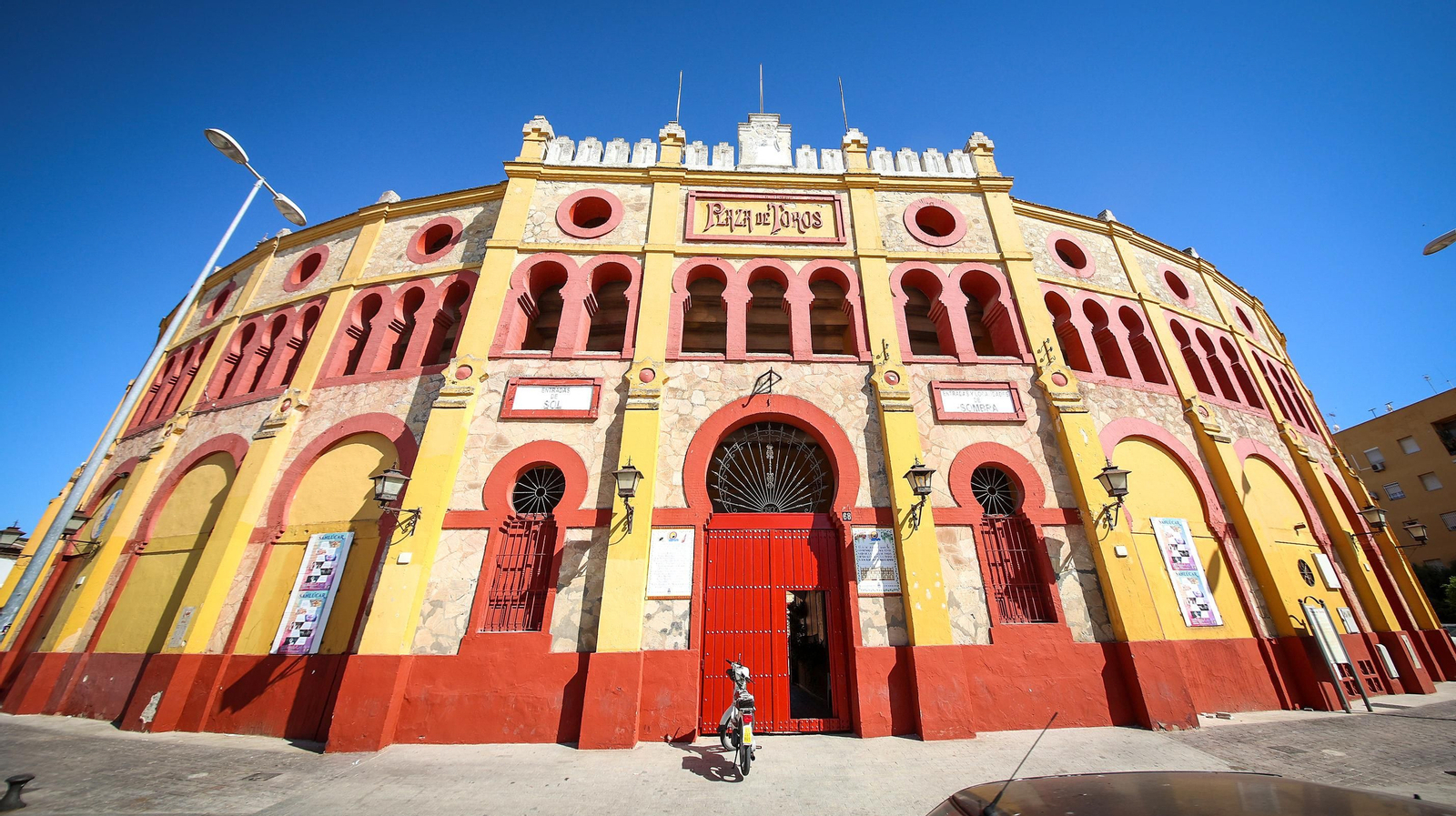 Plaza de toros de estilo neomudéjar. Plaza de toros de estilo neomudéjar.