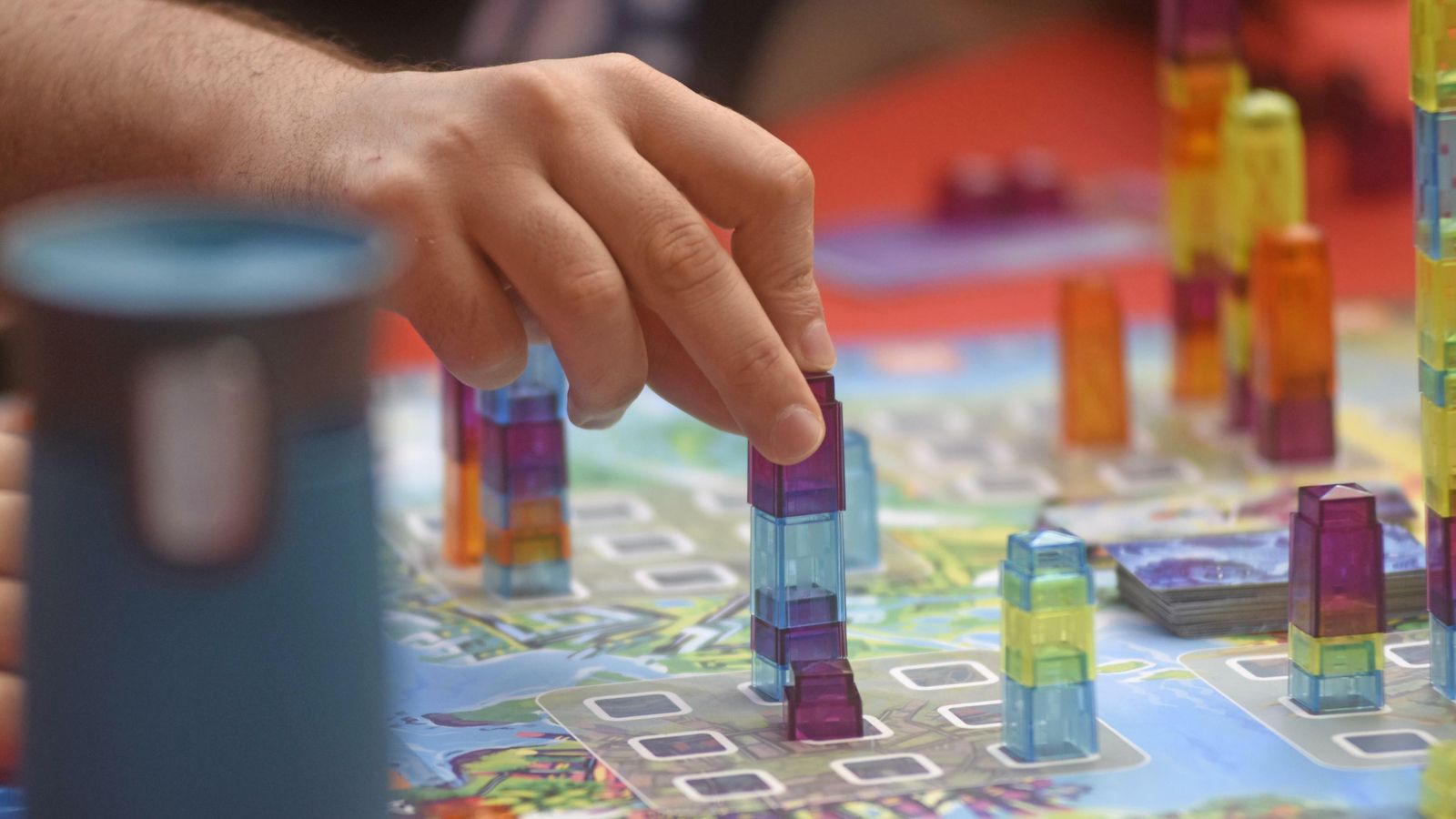 Detalle de un jugador con una ficha del juego 'Manhattan'.