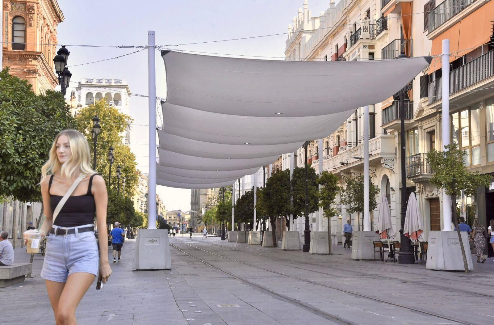 La Avenida estrena sus primeros toldos para ganar sombra