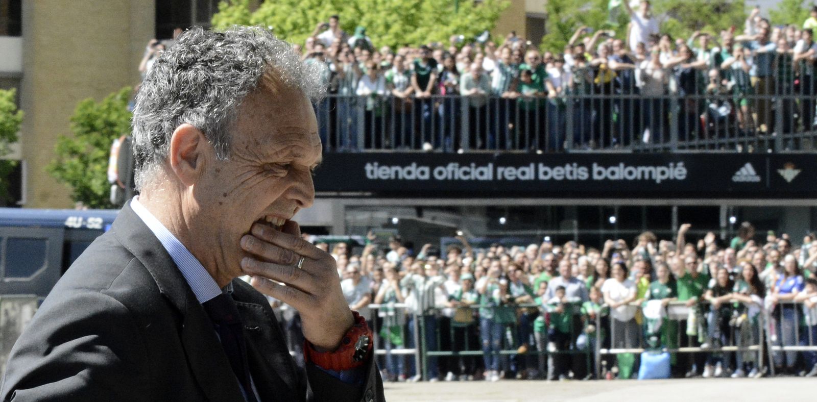 Los capitanes Escudero y Joaquín se abrazan al finalizar el encuentro rodeados de jugadores.