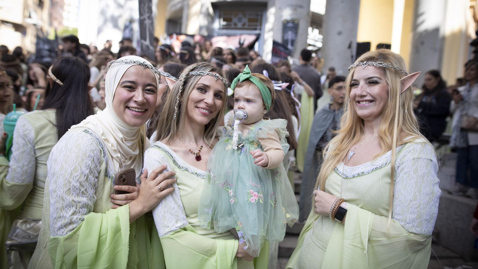 Claudia, en brazos de su madre, en el Lucas.