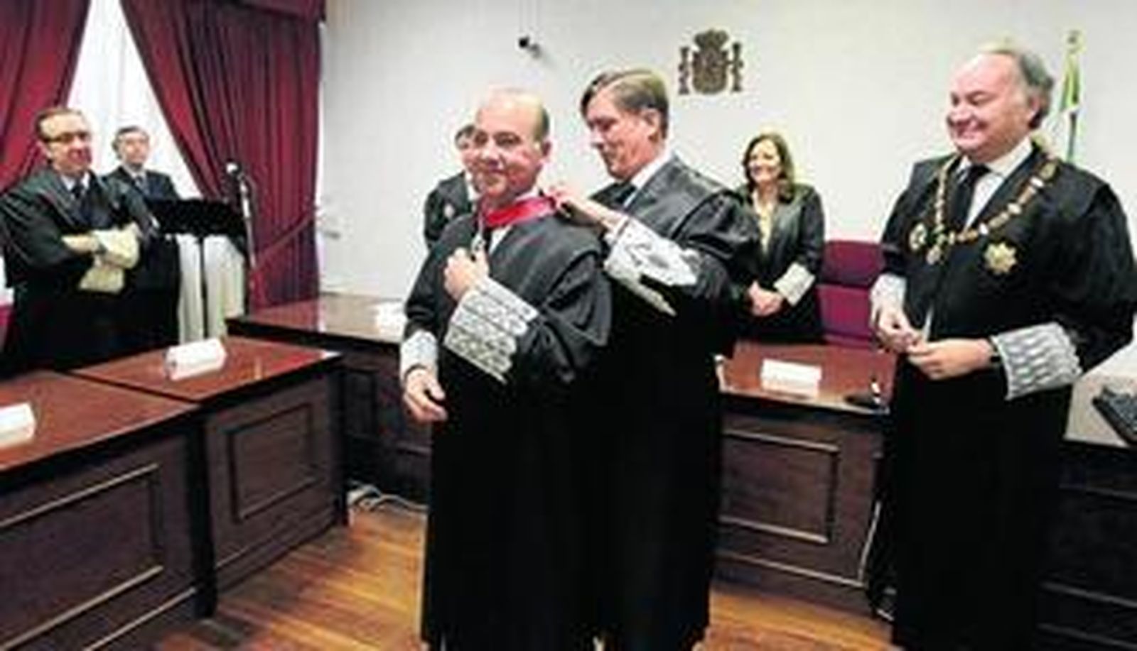 Un momento de la imposición de la Cruz, ayer en la Audiencia Provincial.