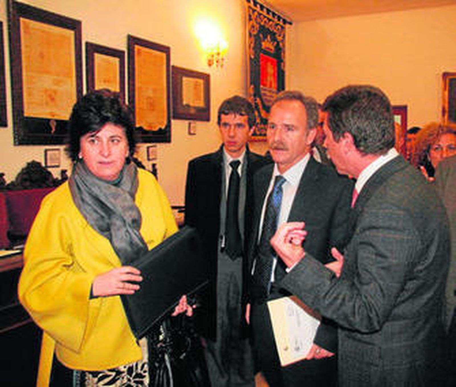 Martínez Azagra, De la Encina y Manella conversan tras la presentación de las empresas gasísticas.