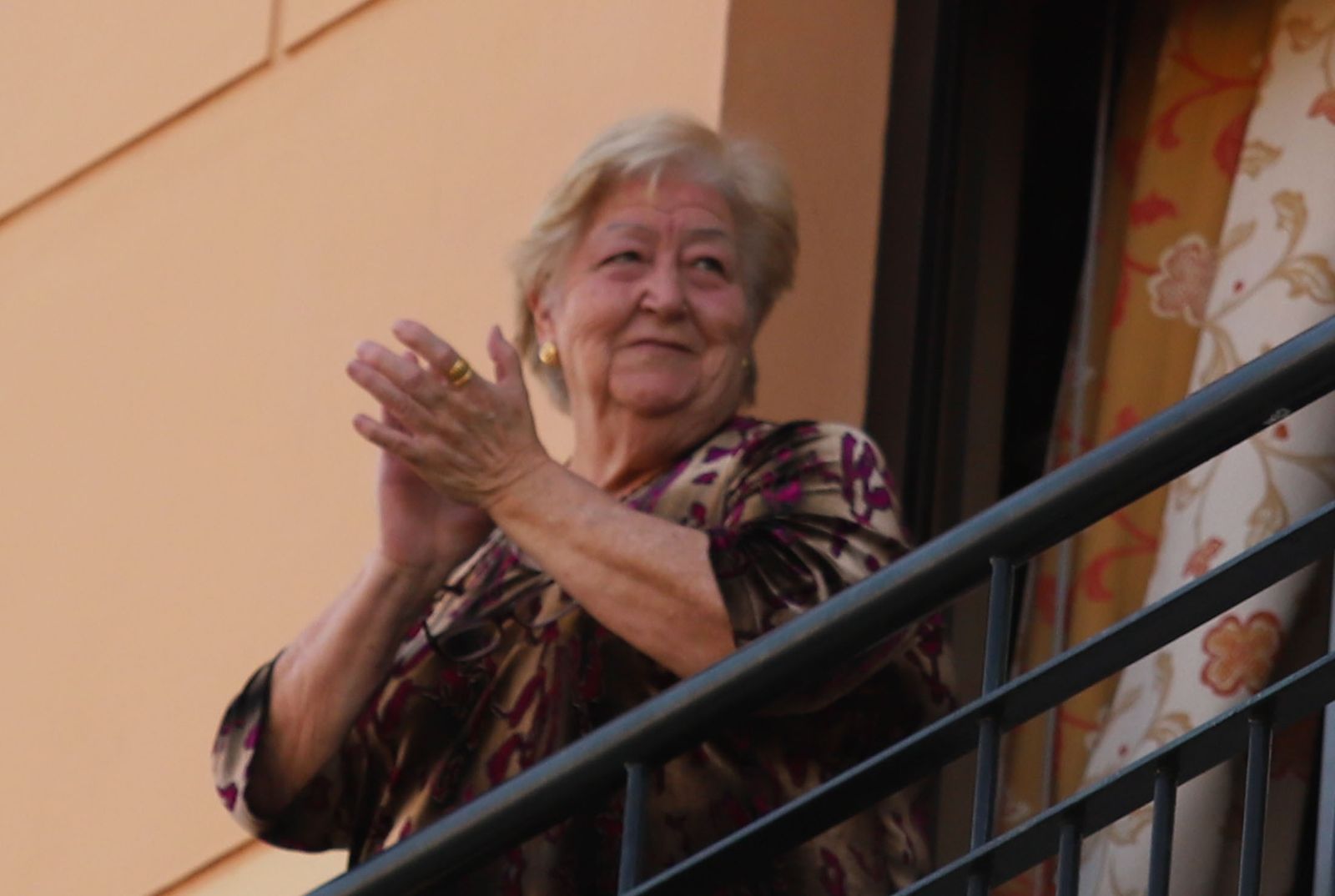 Imágenes de los aplausos solidarios de los vecinos de la calle Los Marismeños