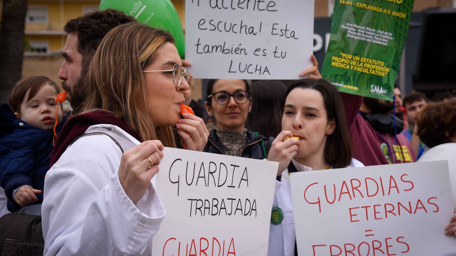 Las residentes de ginecología, Miriam Extremera y Rocío Domínguez, durante la protesta.