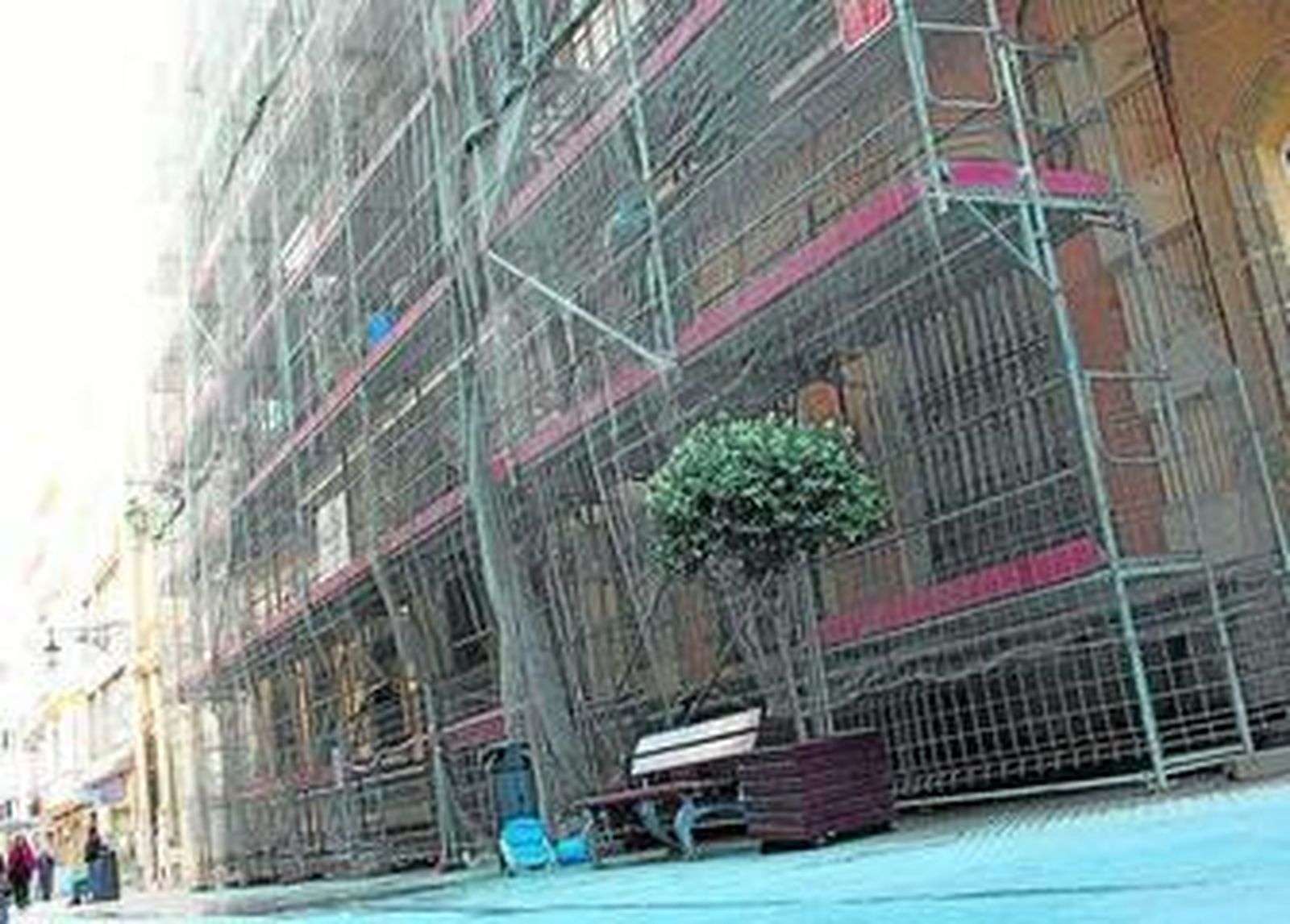 El andamio comenzó a instalarse hace unos días en la fachada del palacio de Mora.