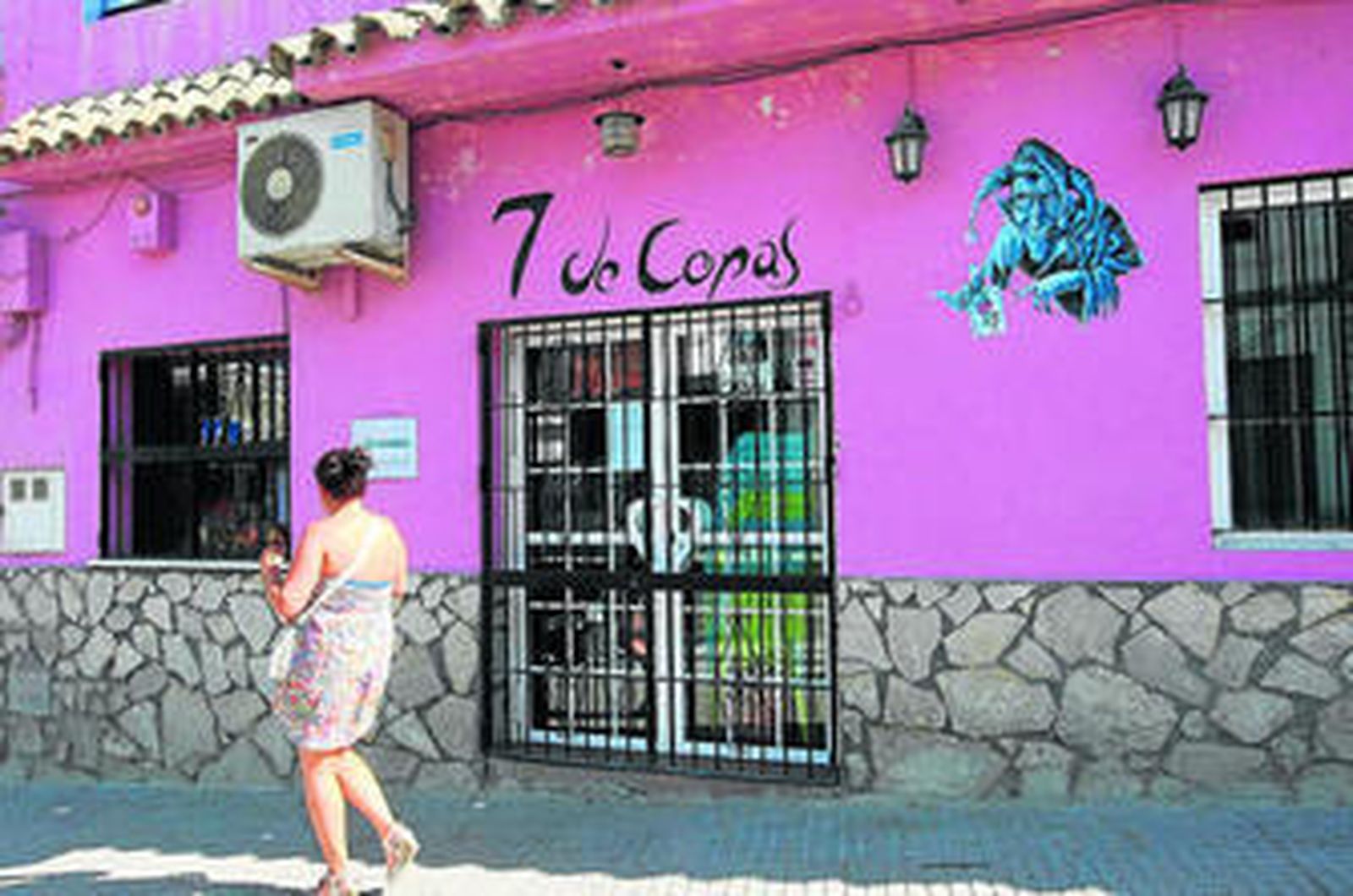 Imagen del bar de Trebujena que ha sido precintado.