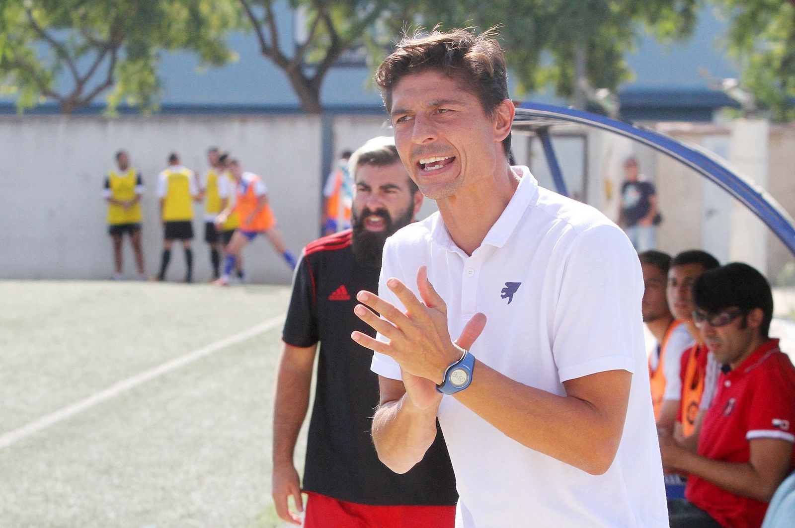 Jesús Vázquez aplaude a sus jugadores durante un partido.