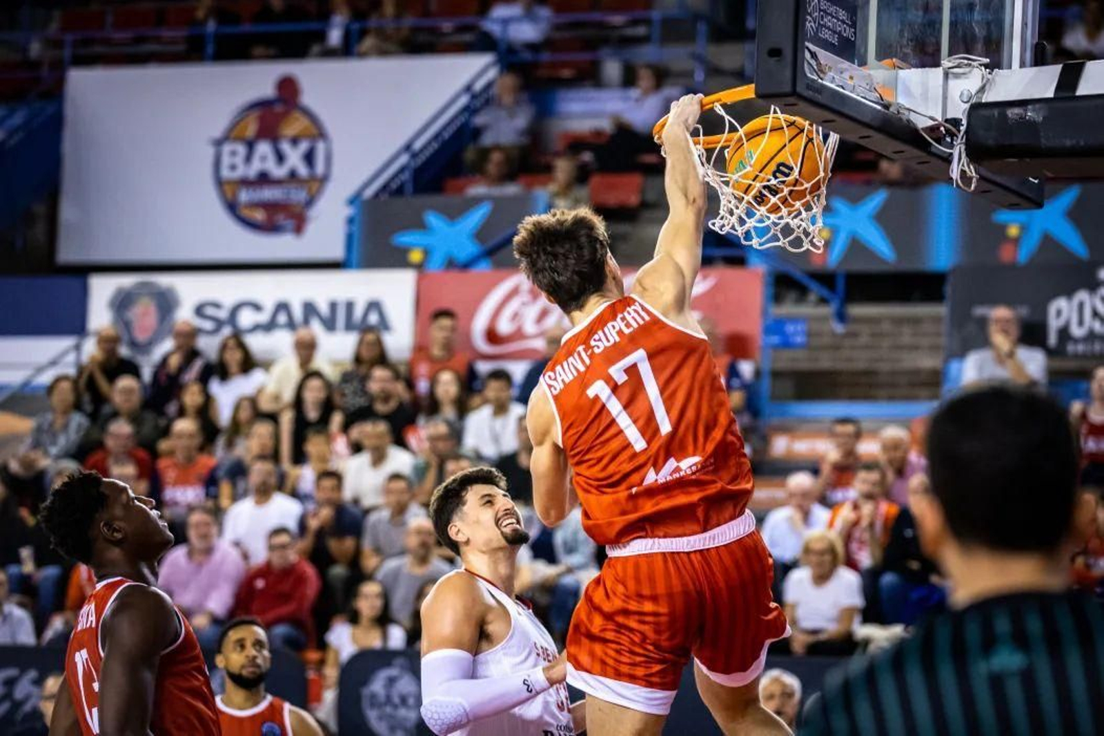 Saint-Supéry machaca ante el Benfica.