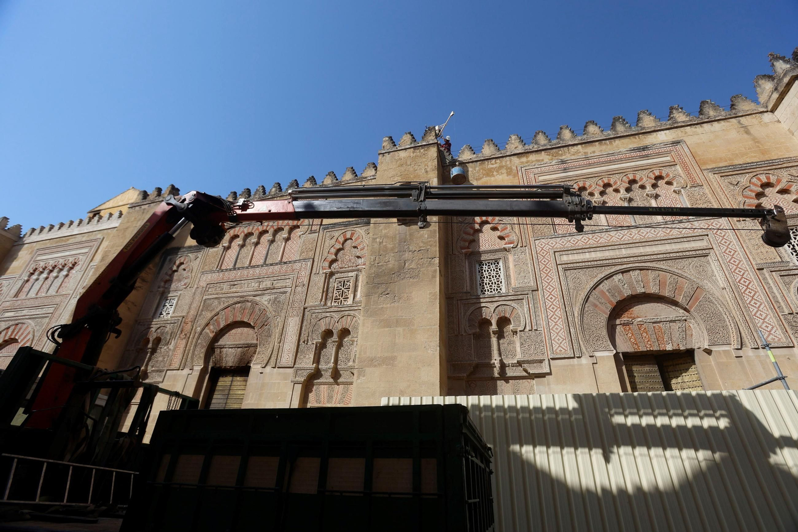 La visita del presidente de Icomos España a la Mezquita de Córdoba tras el incendio