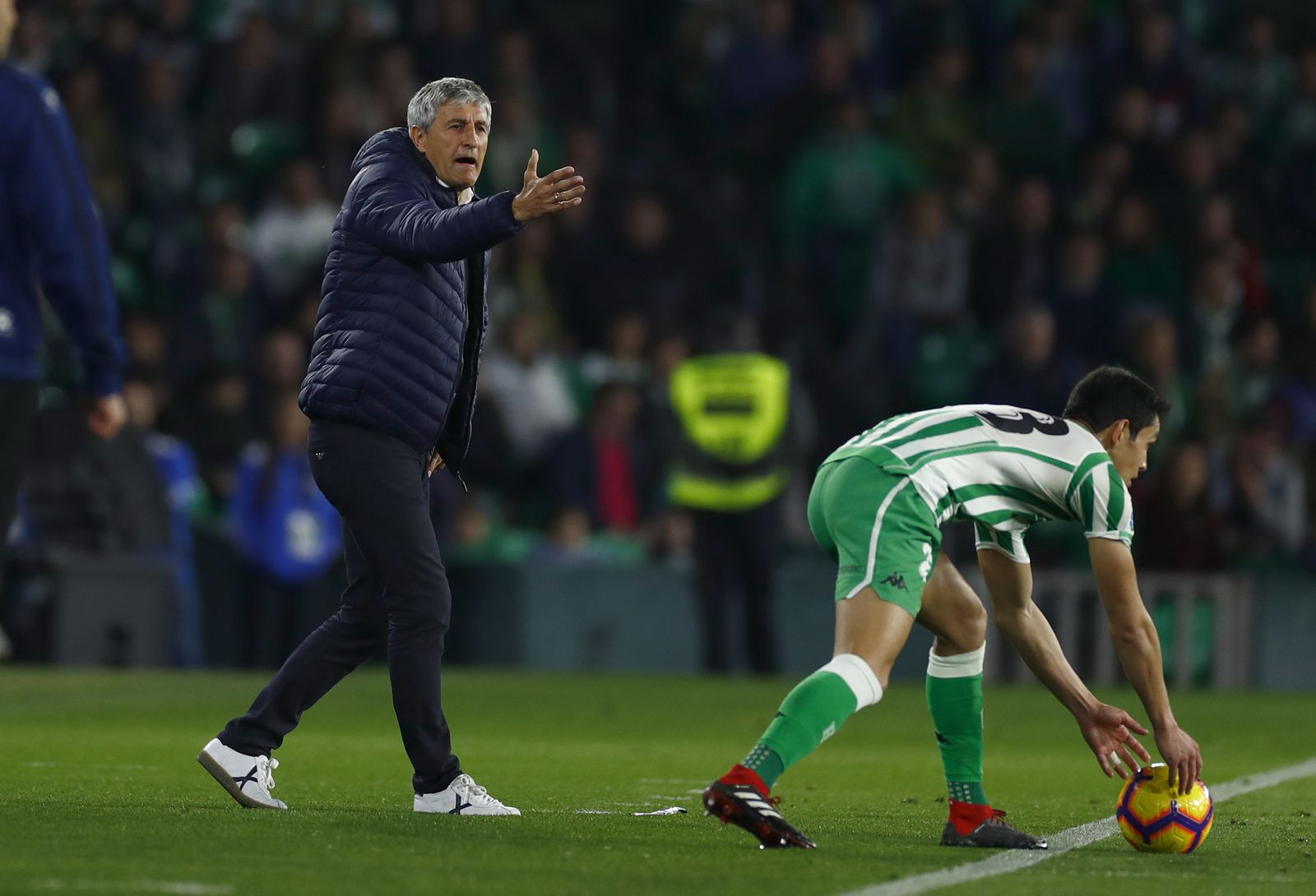Setién arenga a sus jugadores mientras Mandi se prepara para sacar de banda