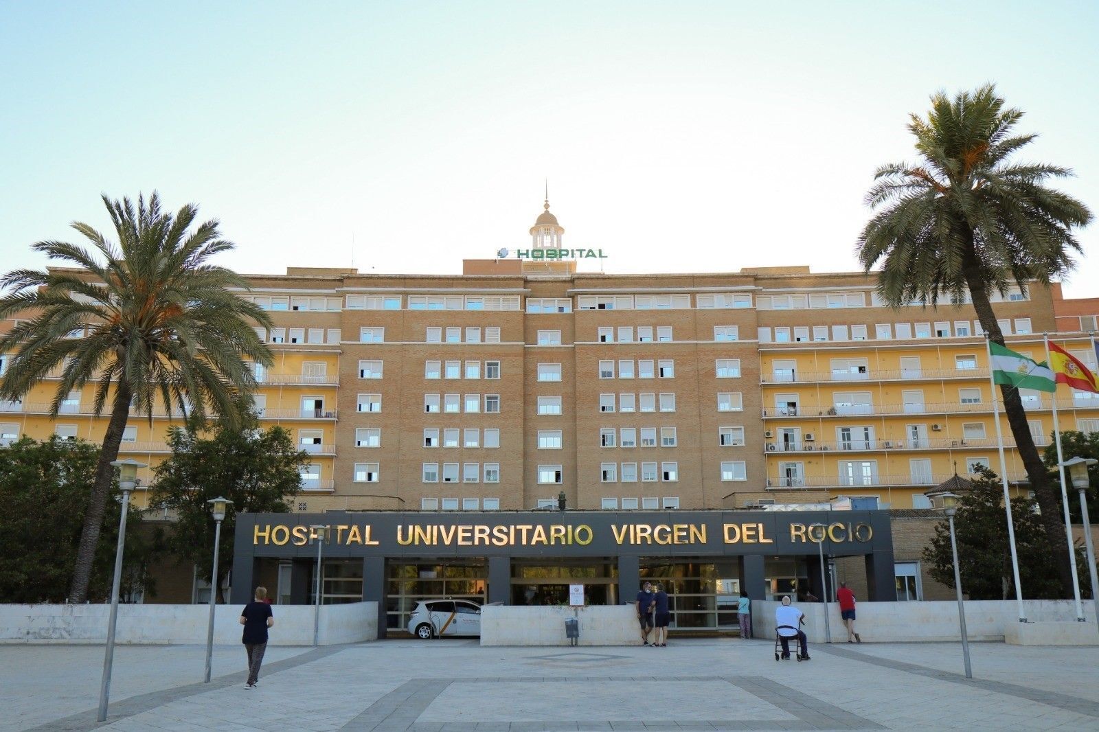Entrada del Hospital Virgen del Rocío