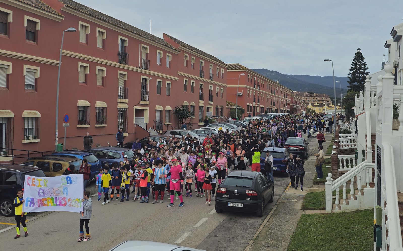 El pasacalles de carnaval del CEIP San García de Algeciras, en imágenes